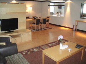 32–tuumainen LCD-televisio, jossa satelliittikanavat