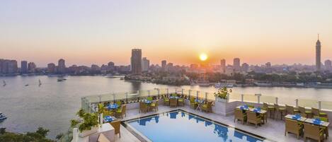 室外游泳池,開放時間為 07:00 至 17:00,提供泳池遮陽傘和日光浴躺椅