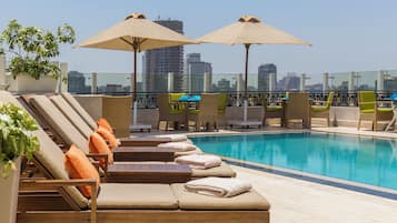 室外泳池;07:00 至 17:00 開放;泳池傘、躺椅