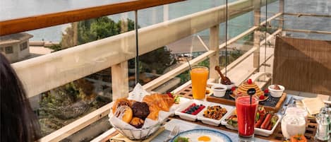 Egyptian cotton sheets, premium bedding, down duvets, free minibar items