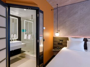 Premium bedding, in-room safe, laptop workspace, blackout curtains