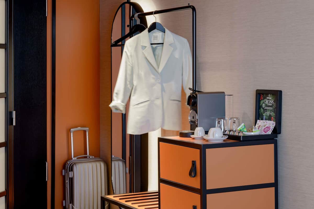 Premium bedding, free minibar, in-room safe, laptop workspace