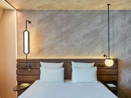 Ropa de cama de alta calidad y caja de seguridad en la habitación