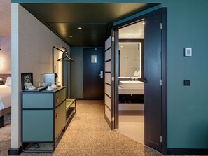 Executive Double Room, 1 Double Bed | Premium bedding, in-room safe, laptop workspace, blackout drapes