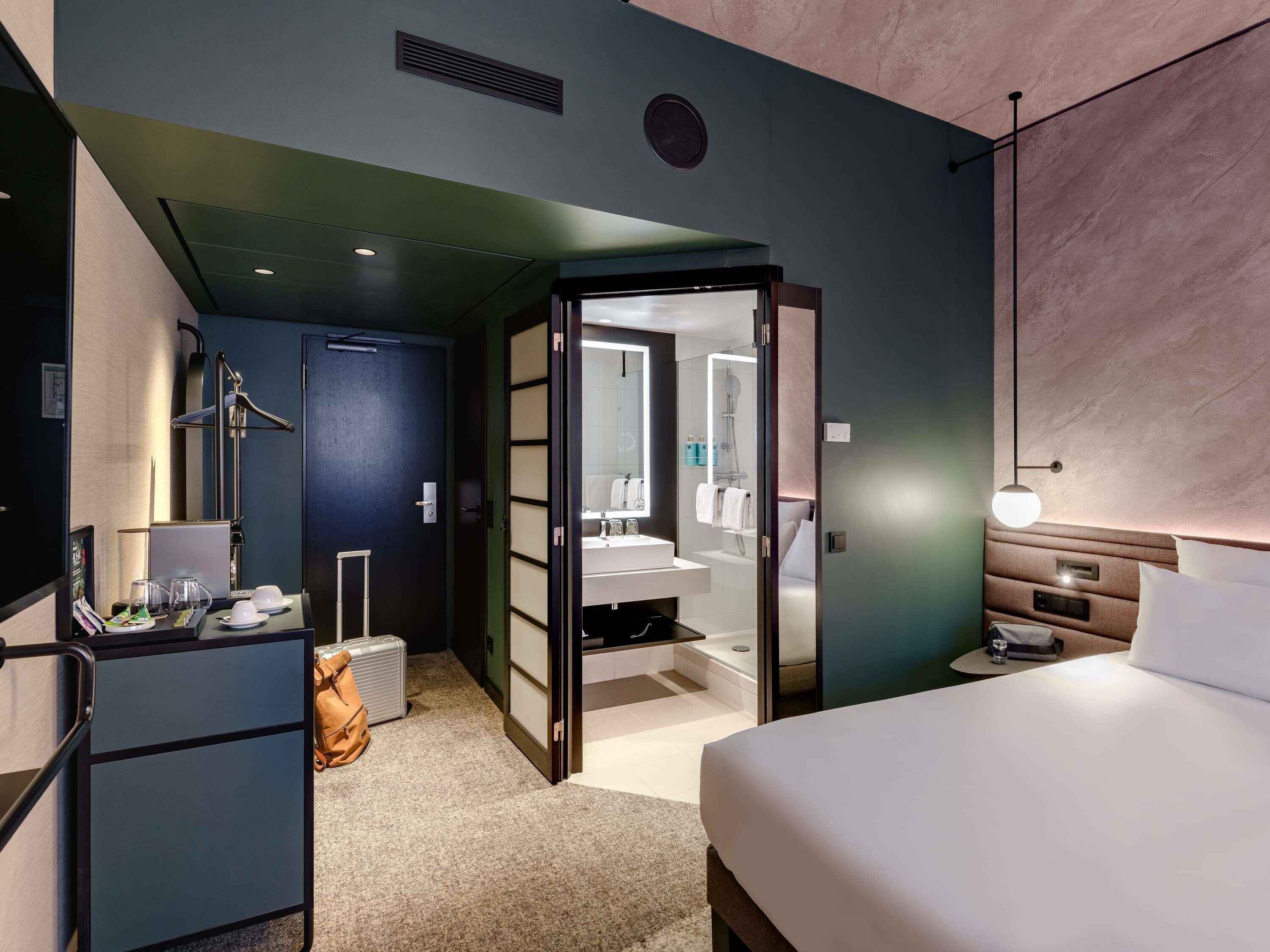 Premium bedding, free minibar, in-room safe, laptop workspace