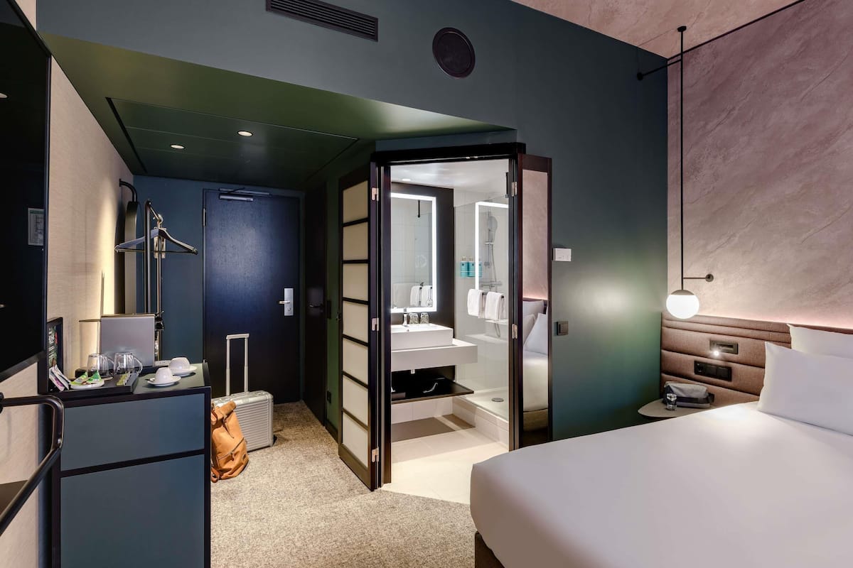 standard room, 1 double bed with day bed | 1 bedroom, premium bedding, free minibar, in-room safe