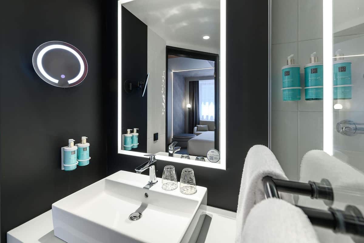 Premium bedding, free minibar, in-room safe, laptop workspace