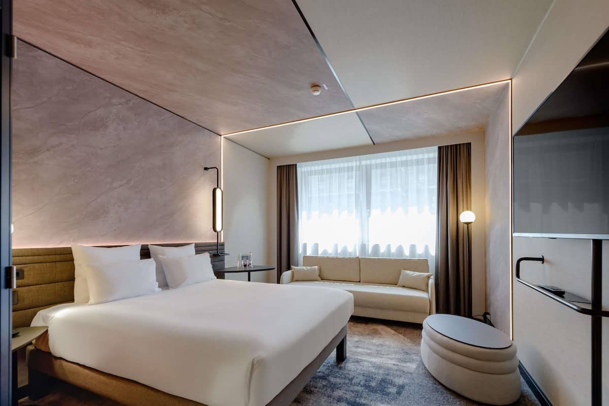 Ropa de cama de alta calidad y minibar con artículos gratuitos