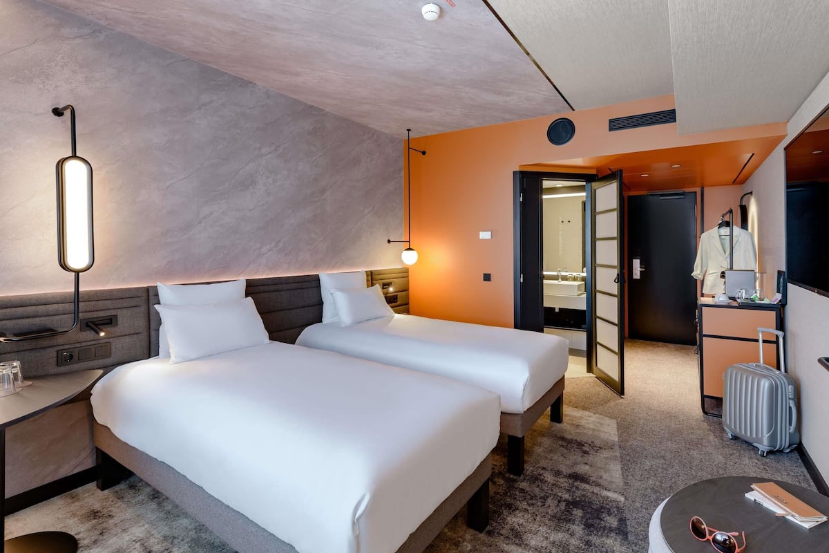 Ropa de cama de alta calidad y minibar con artículos gratuitos