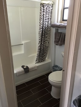Combined shower/tub, free toiletries, hair dryer, towels at Highlander Motel