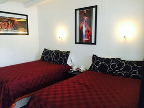 Standaard kamer, 2 tweepersoonsbedden | Individueel gemeubileerd, geluiddichte muren