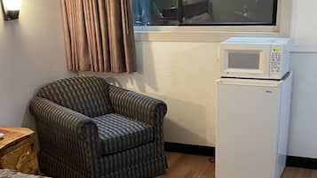 Habitación Deluxe, 1 cama de matrimonio grande | Zona de estar | Una televisión
