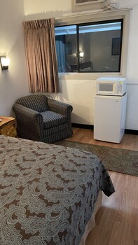 Deluxe Room, 1 King Bed | Living area | TV at Highlander Motel