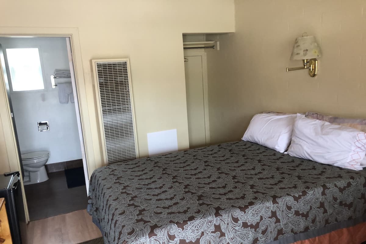 Standaard kamer, 1 queensize bed | Individueel gemeubileerd, geluiddichte muren