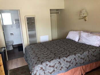 Standard Room, 1 Queen Bed | Individually furnished, soundproofing, iron/ironing board, free WiFi at Highlander Motel