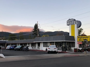 Exterior at Highlander Motel