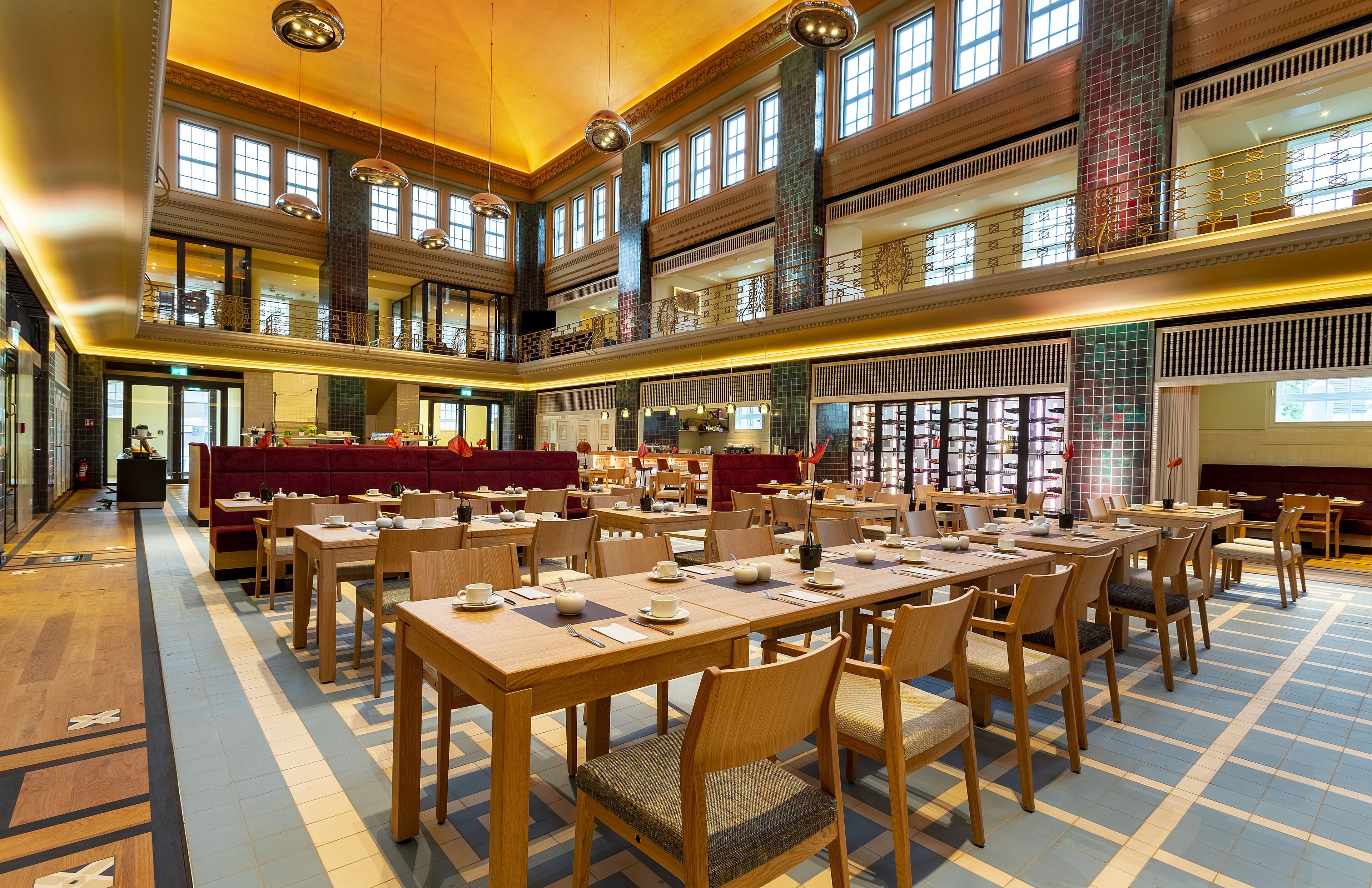 Phục vụ bữa sáng, bữa trưa, bữa tối, món ăn mang phong cách quốc tế 