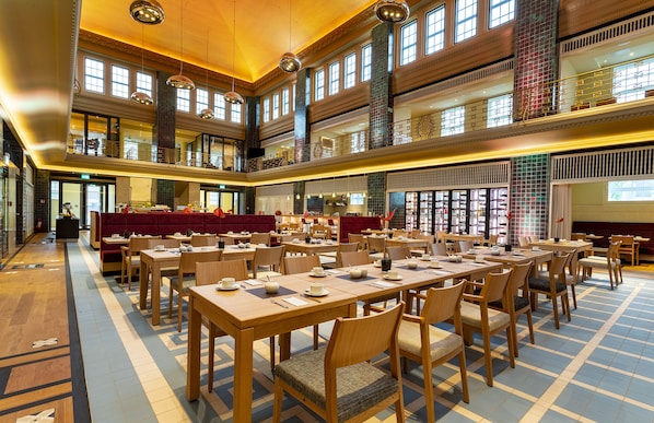 Se sirven desayunos, almuerzos y cenas; cocina internacional