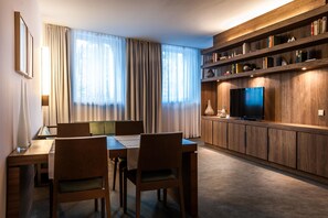 Suite – junior | Minibar, safe på rommet, skrivebord og lydisolert