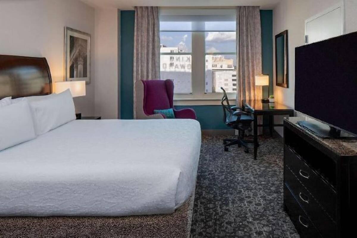 1 chambre, coffre-fort, fer et planche à repasser, lit de bébé (gratuit)