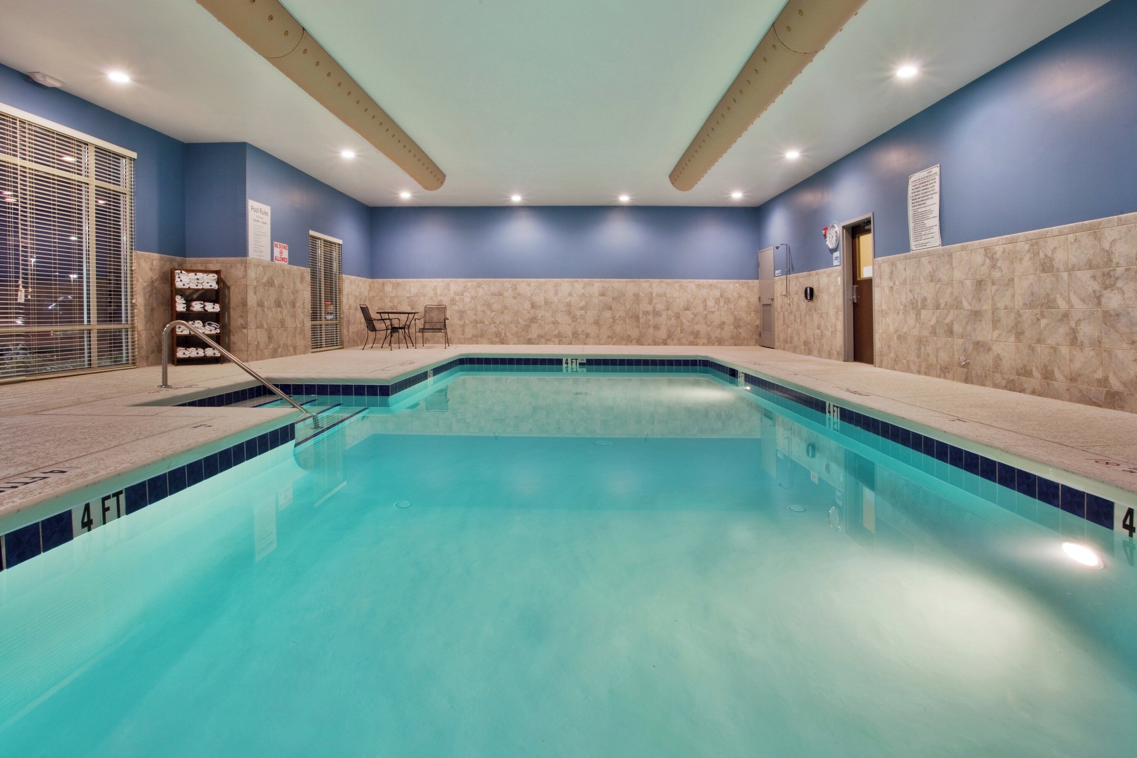 Indoor pool, sun loungers