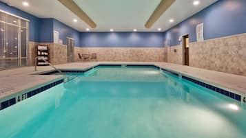 Piscine couverte, chaises longues