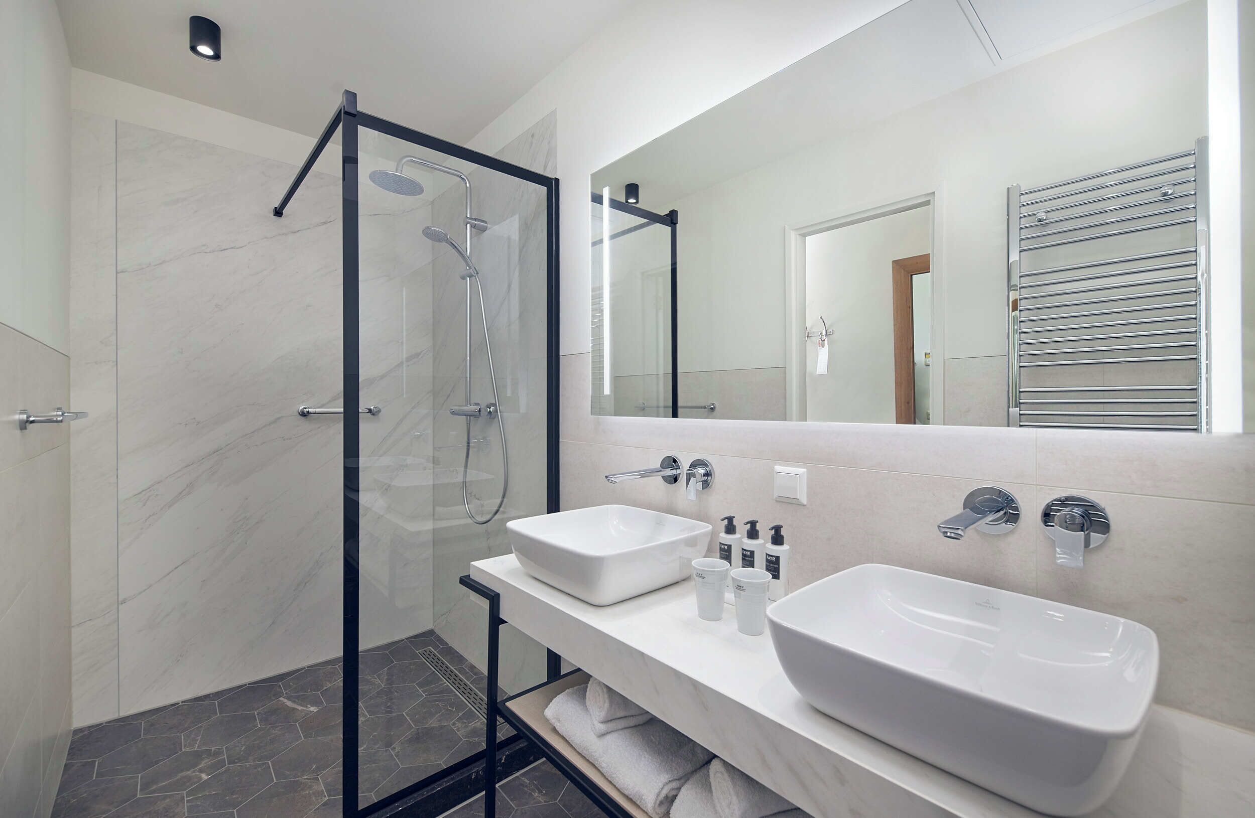 Deluxe Room, River View (Rijnhaven-kamer) | Bathroom | Eco-friendly toiletries, hair dryer, towels, soap