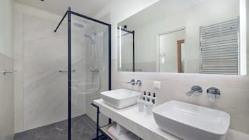 Deluxe Room, River View (Rijnhaven-kamer) | Bathroom | Eco-friendly toiletries, hair dryer, towels, soap