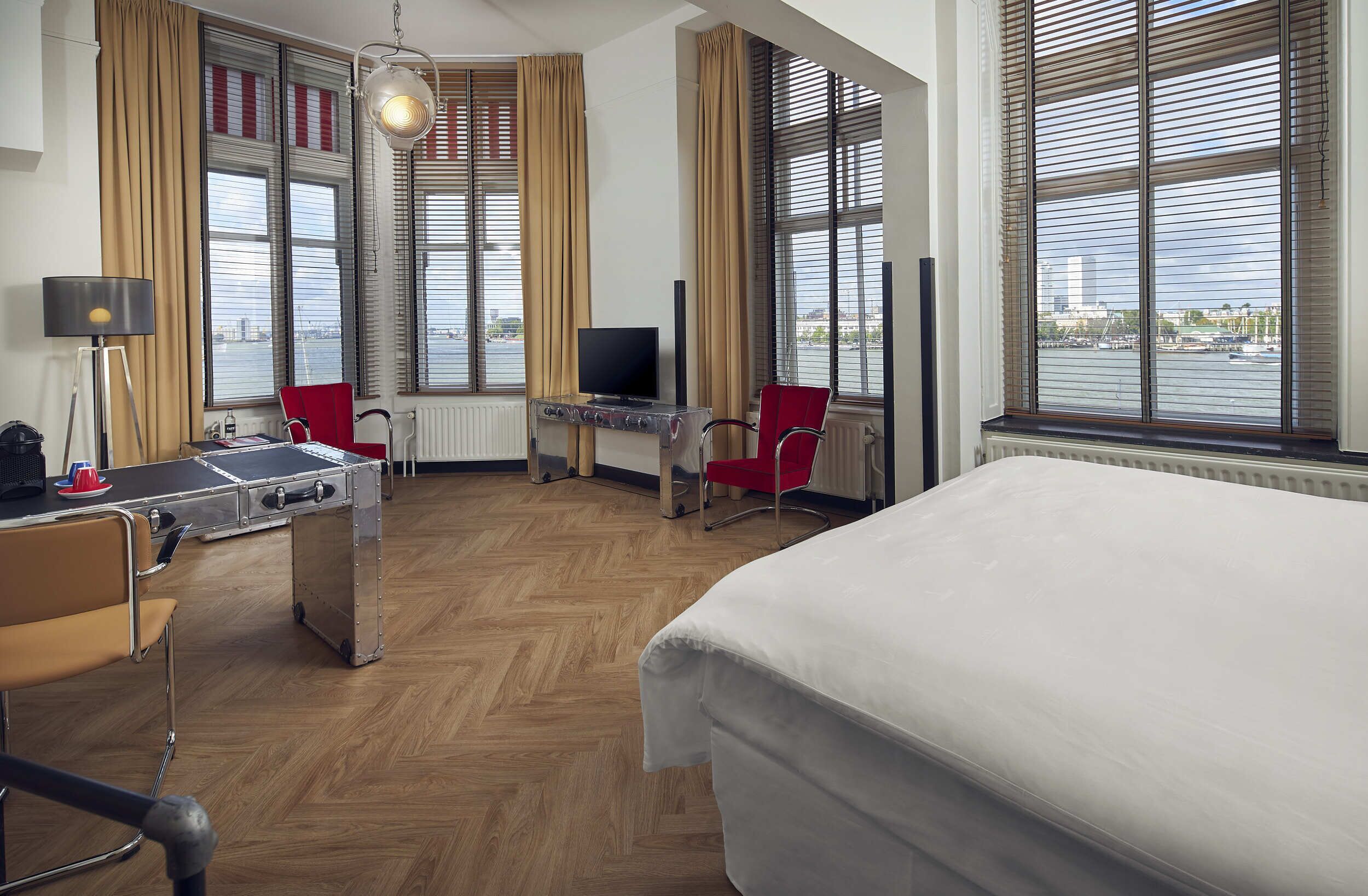 maaszijde deluxe room | 1 bedroom, in-room safe, desk, blackout curtains