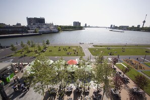 Breakfast, dinner served; international cuisine, alfresco dining - Hotel New York (Rotterdam)