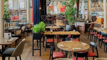 Breakfast, dinner served; international cuisine, alfresco dining