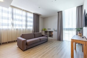 Suite (Skyline) | Ropa de cama de alta calidad, minibar, caja fuerte