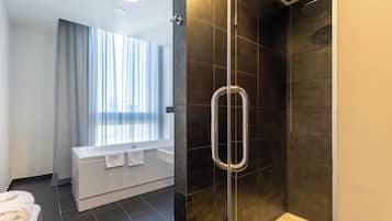 Hochwertige Bettwaren, Minibar, Zimmersafe, individuell eingerichtet
