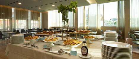 Aamiainen, lounas ja illallinen; ulkoilmaravintola