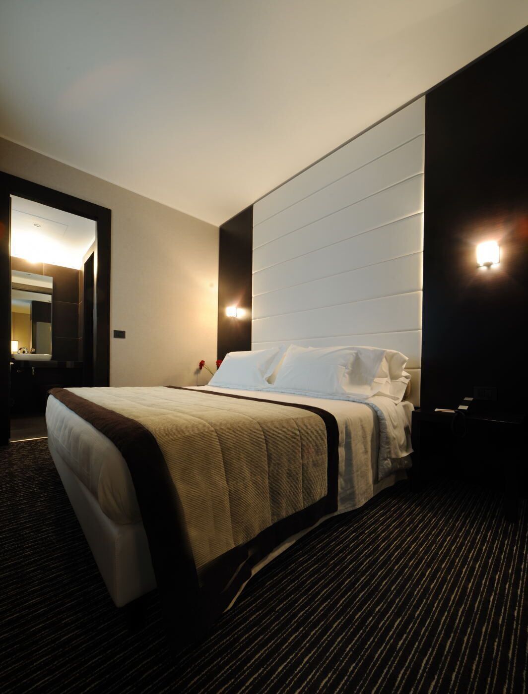 Roupas de cama premium, frigobar, cofres nos quartos