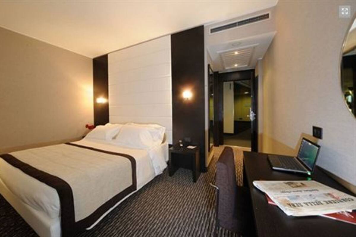 Roupas de cama premium, frigobar, cofres nos quartos