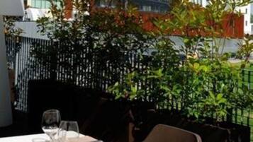 Melayani sarapan, makan siang, makan malam; dengan santap malam alfresco