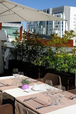 供应早餐、午餐和晚餐，室外就餐