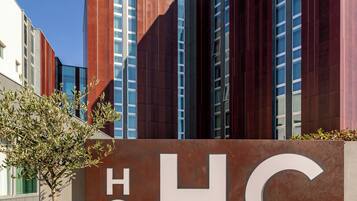 A hotel sign with the letters 'H2' and a five-star rating.