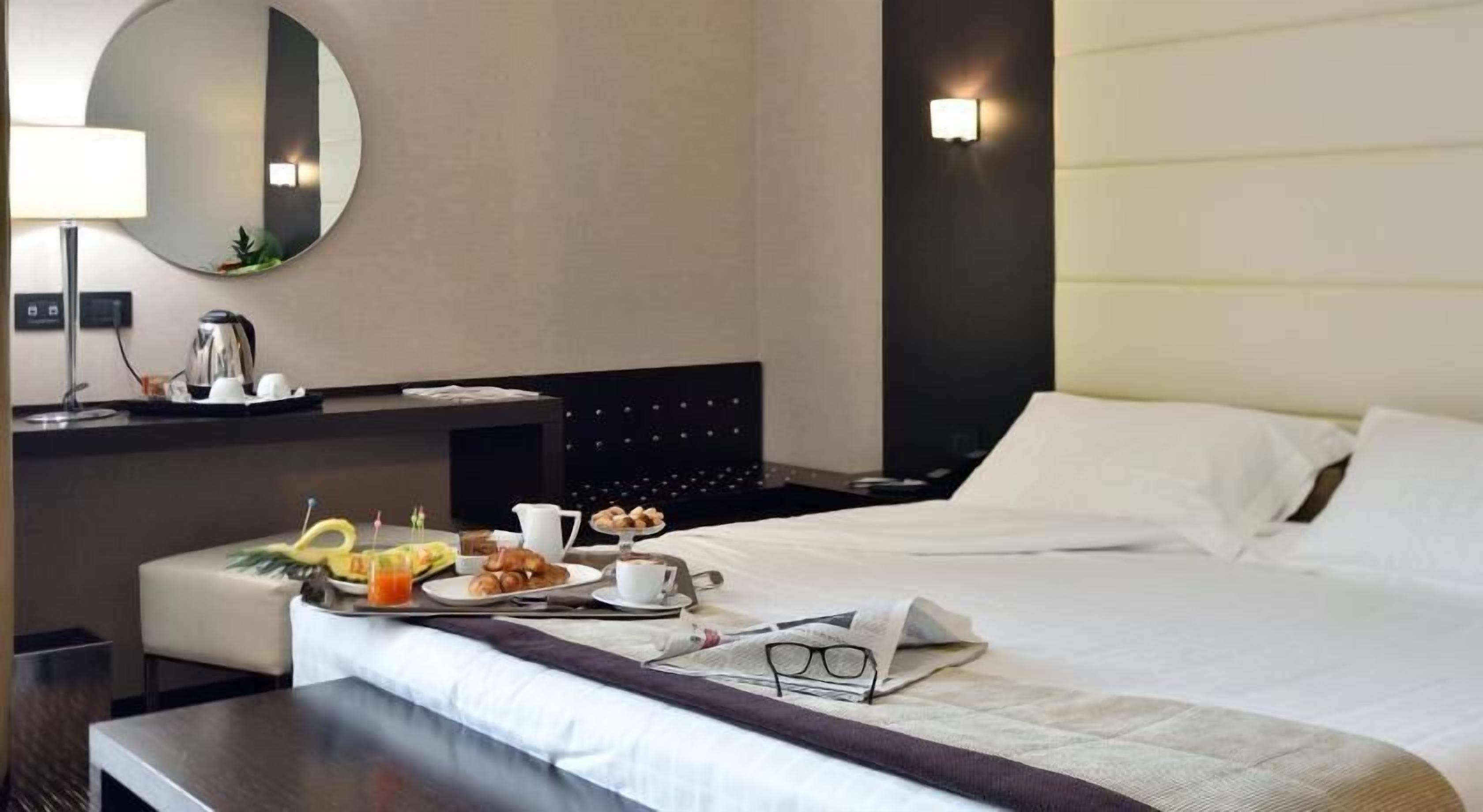 Roupas de cama premium, frigobar, cofres nos quartos