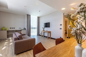 Suite (Skyline) | Ropa de cama de alta calidad, minibar, caja fuerte