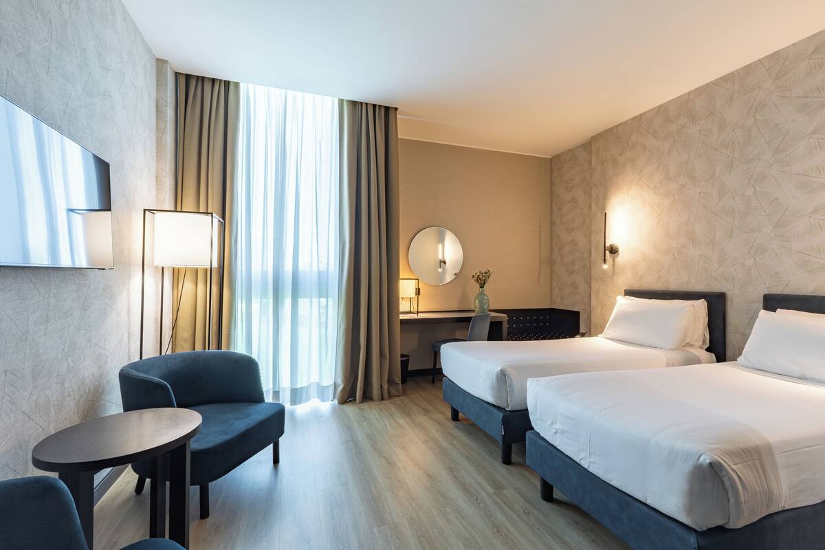 Luxe beddengoed, een minibar, een kluis op de kamer, een bureau