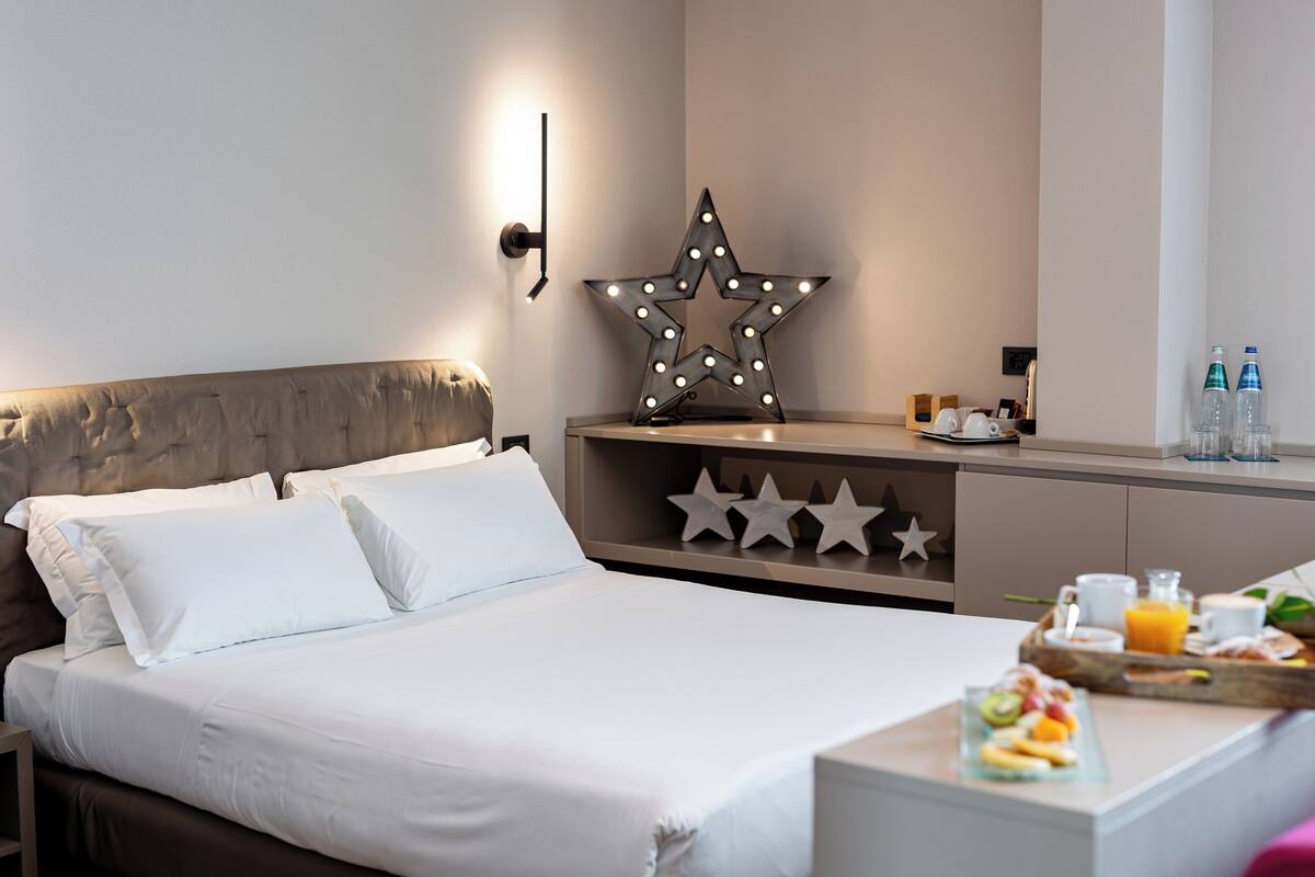 Junior suite (Star) | Luxe beddengoed, een minibar, een kluis op de kamer, een bureau