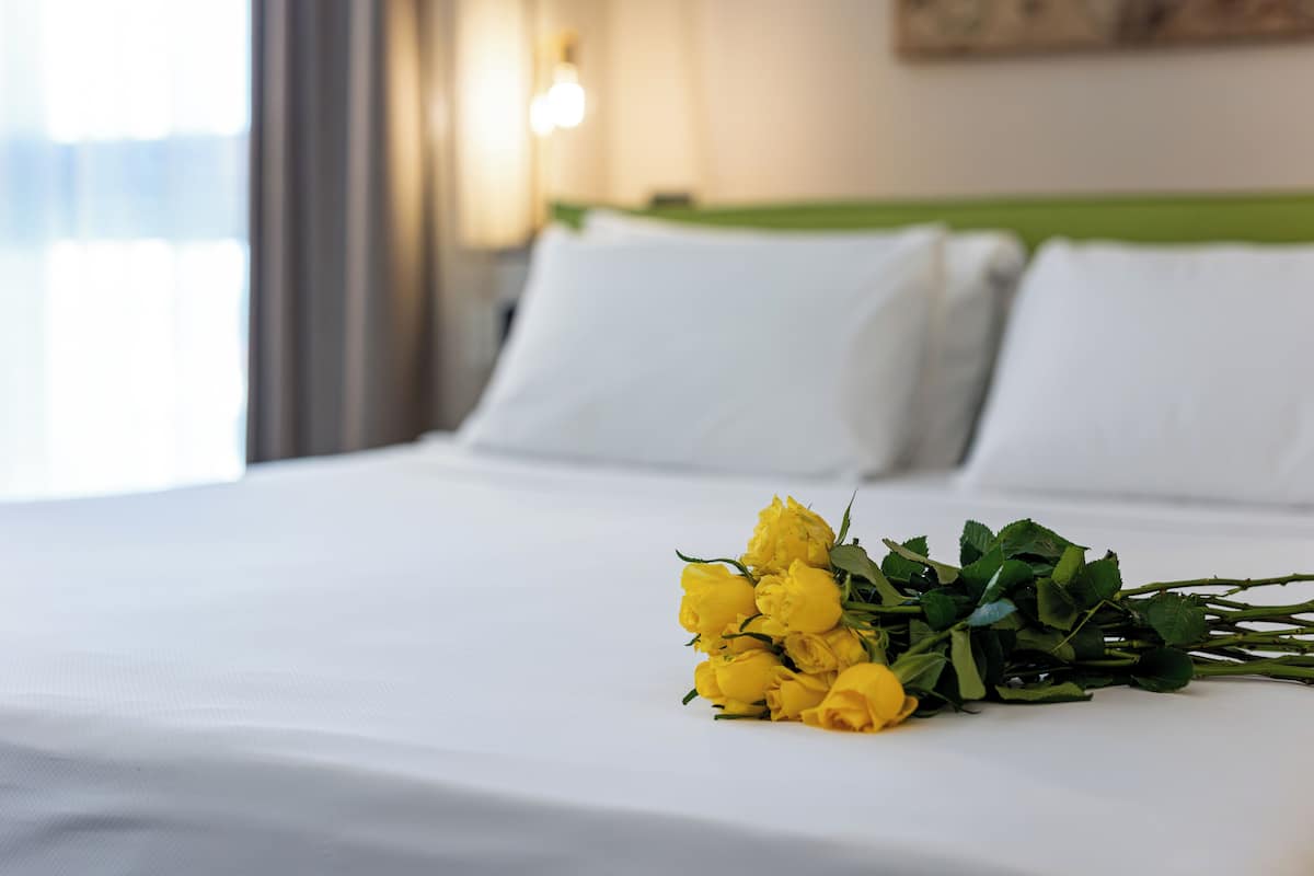Suite (Skyline) | Luxe beddengoed, een minibar, een kluis op de kamer, een bureau