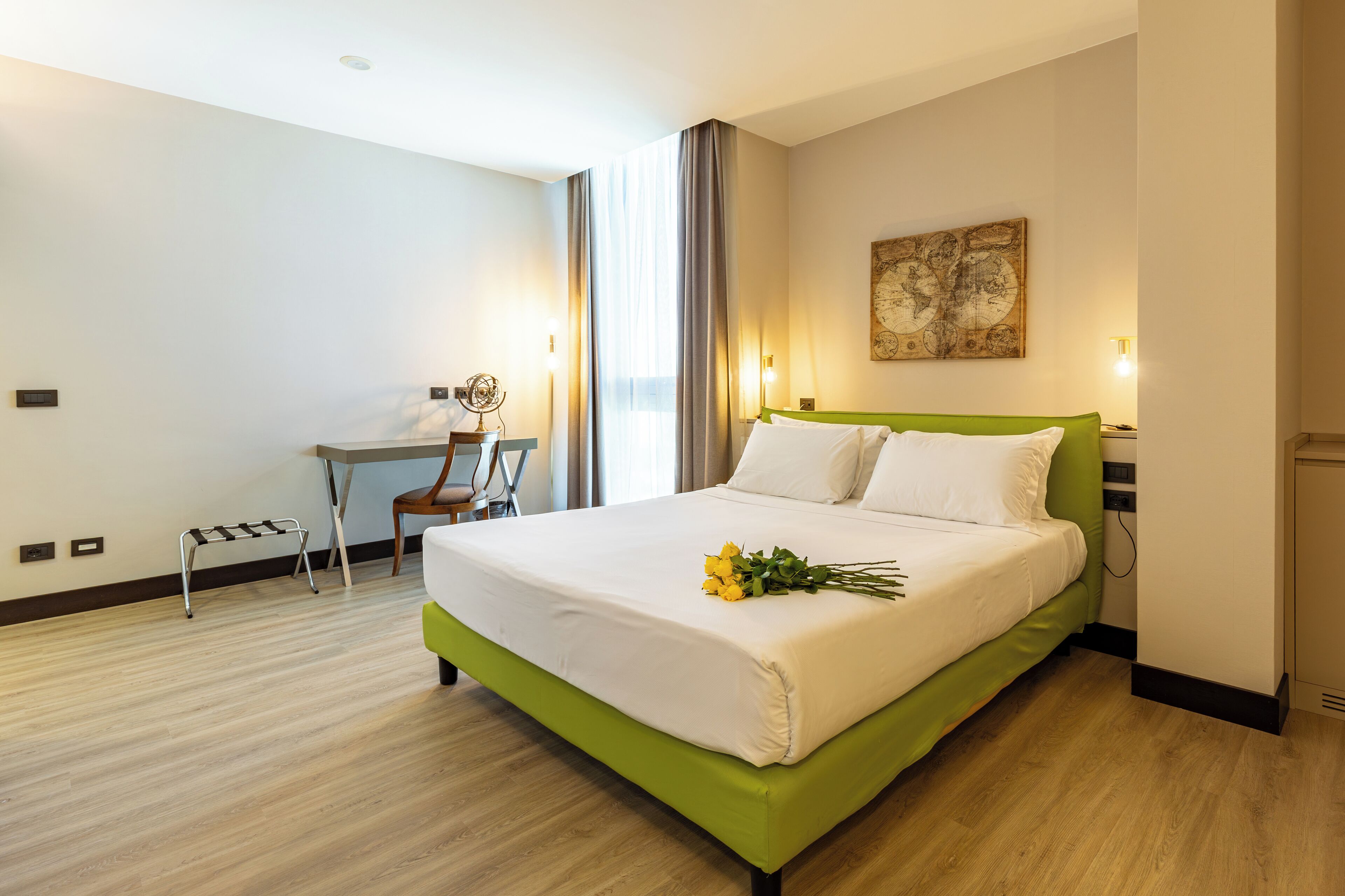 Suite (Skyline) | Premium bedding, minibar, in-room safe, individually furnished