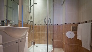 Free toiletries, hair dryer, towels - Hotel Le Clos d'Alésia (Paris)