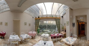 Petit déjeuner continental servi tous les jours en supplément