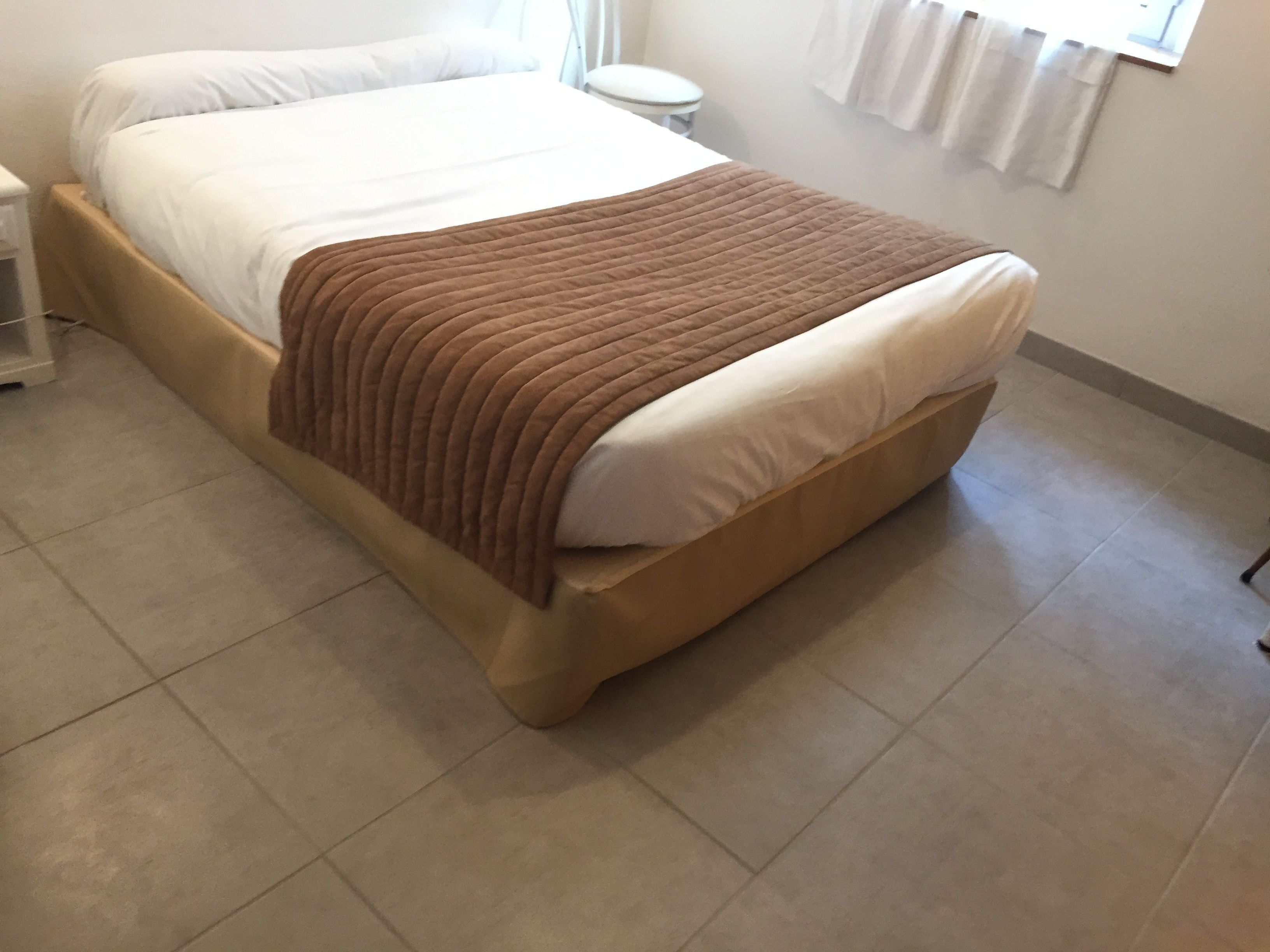 Individualmente decorados, escrivaninha, cortinas blackout