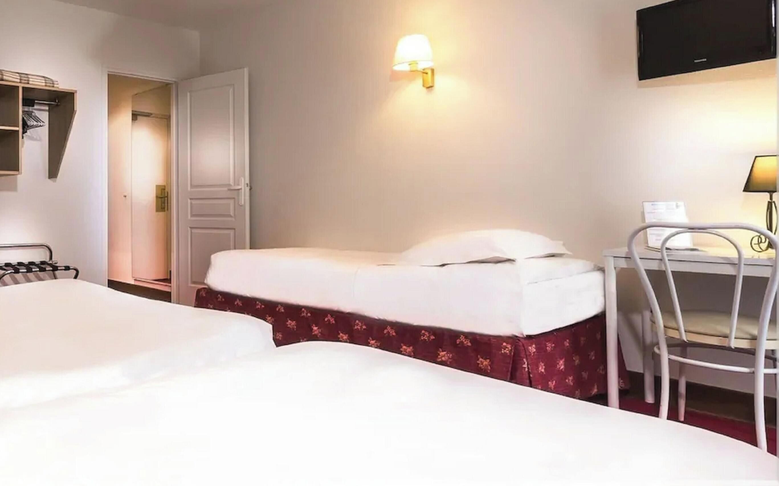 Individualmente decorados, escrivaninha, cortinas blackout