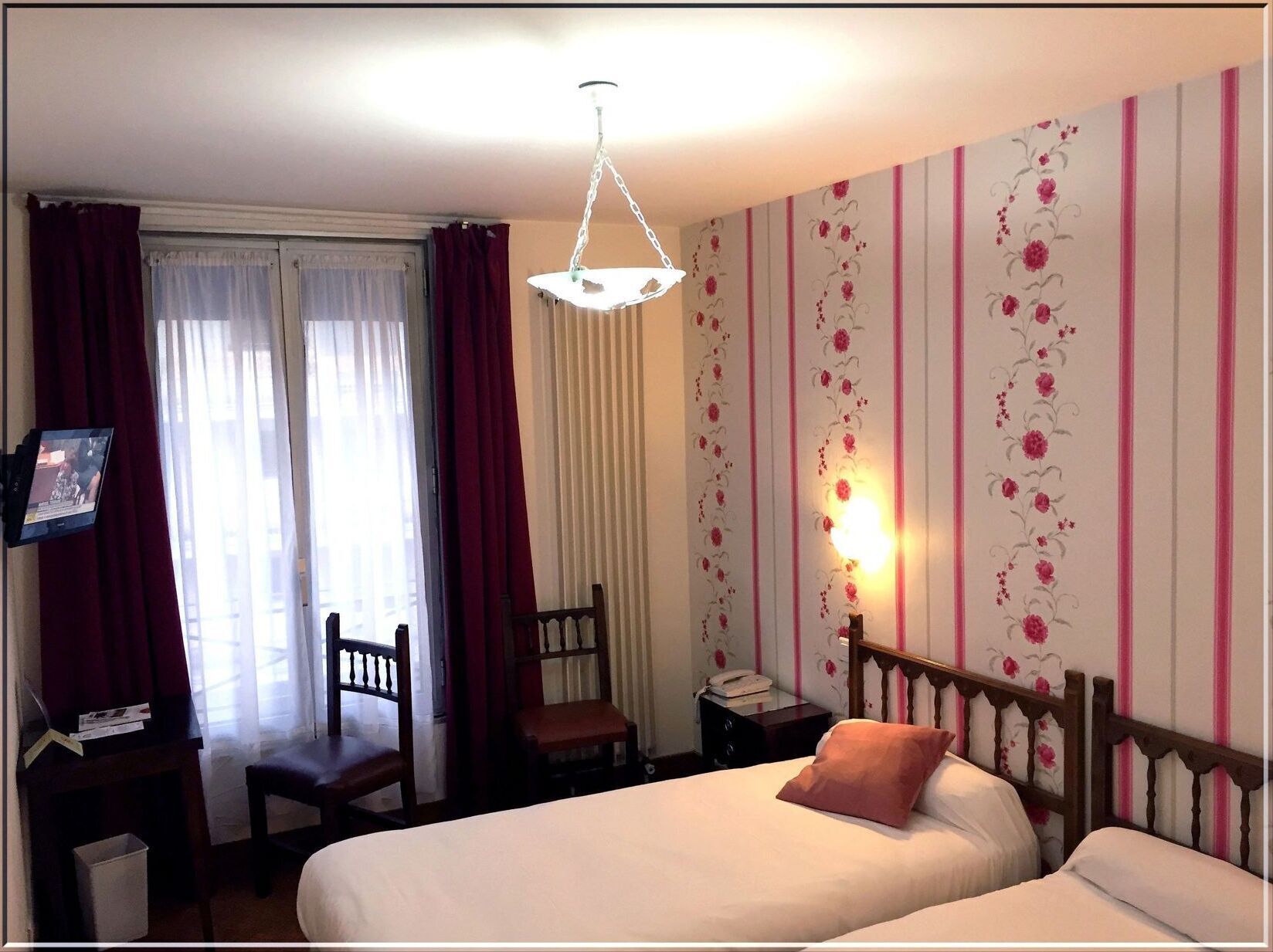 Individualmente decorados, escrivaninha, cortinas blackout